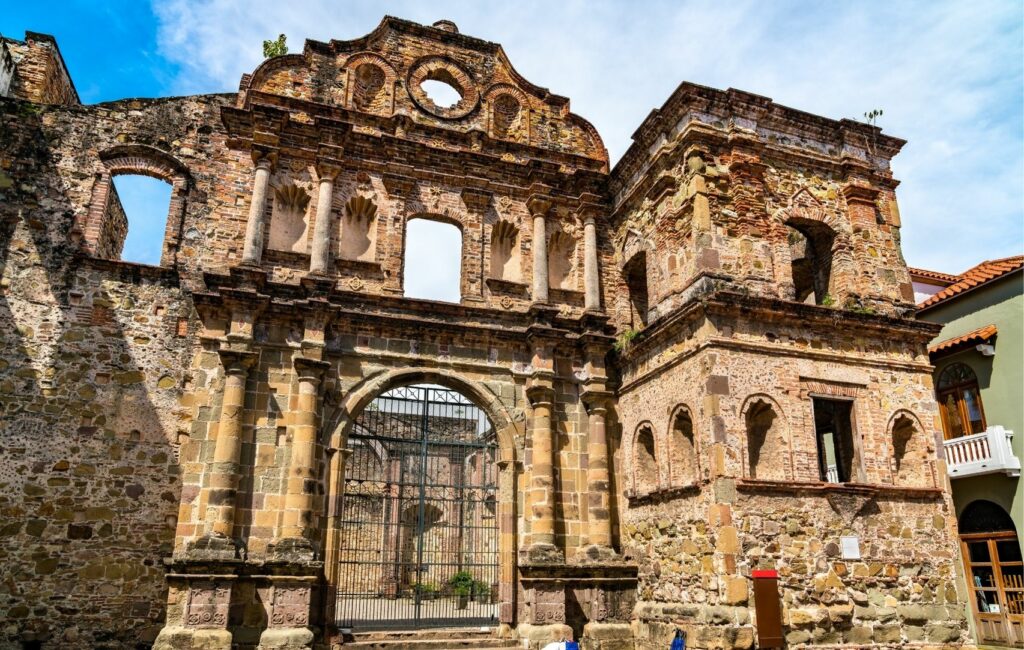 Estas antiguas ruinas de piedra, atracciones emblemáticas de Panamá, muestran arcos y tallas detalladas. Cuentan con una gran entrada cerrada y una ventana circular bajo el cielo parcialmente nublado, que ofrece una visión única del pasado tanto a los visitantes como a los turistas médicos.